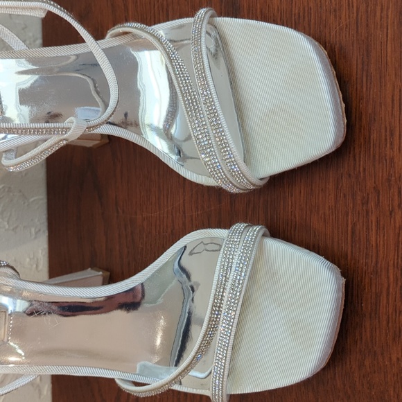 WORN 1X Badgley Mischka Soft White Urbana Strappy Formal Sparkle Sandal Size 8.5 - Picture 8 of 16